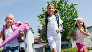 Schulkinder Schulkinder laufen
