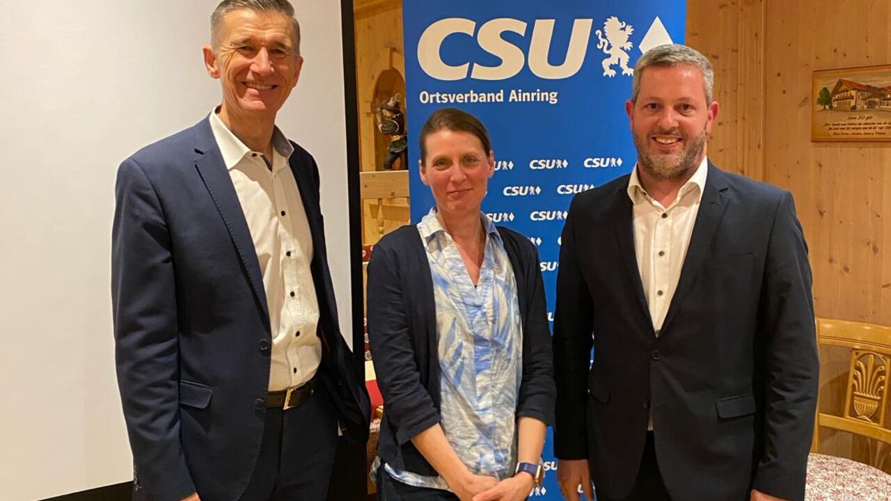 Herrn Dr. Gretscher, Ulrike Metzger, Vorsitzende des GPA, und Bernhard Dusch, Ortsvorsitzender der CSU Ainring.