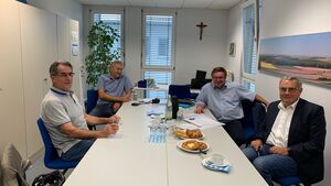 Vorne links der Vorsitzende der Schweinfurter Tafel, Ernst Gehling, hinten rechts, MdL Staatssekretär Gerhard Eck. Mit dabei Bezirksrat Stafan Funk und Geschäftsführer Georg Brückner.