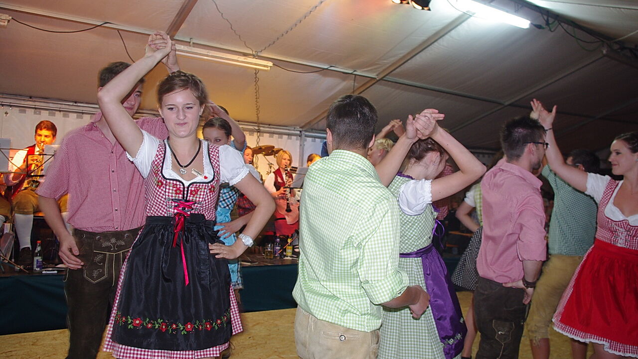 Die Jugendgruppe Hesselbach führte beim Dorffest Hesselbach fränkische Volkstänze vor.