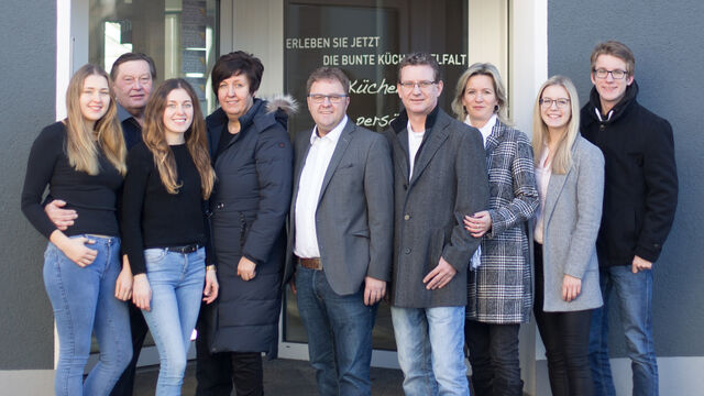 Die Familien Huber und Lengfelder mit Bürgermeisterkandidat Christian Wild vor den künftigen Verkaufsräumen im ehem. Küchenstudio Lengfelder.