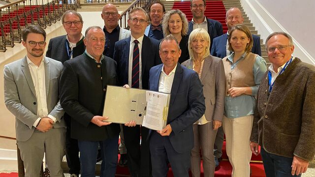 Vorne (v.l.n.r.): Manuel Knoll (Landtagsabgeordneter), Peter Kraus (3. Bürgermeister der Marktgemeinde Dinkelscherben), Alexander Flierl (Vorsitzender des Ausschusses für Umwelt und Verbraucherschutz), Thorsten Glauber (Bayerischer Staatsminister für Umwelt und Verbraucherschutz), Carolina Trautner (Landtagsabgeordnete), Jenny Schack (Landtagsabgeordnete), Edgar Kalb (Erster Bürgermeister der Marktgemeinde Dinkelscherben). Hinten (v.l.n.r.): Dr. Ulrich Fahrner (2. Bürgermeister der Marktgemeinde Dinkelscherben), Anton Rittel (Landtagsabgeordneter), Bernhard Uhl (Erster Bürgermeister der Marktgemeinde Zusmarshausen), Marina Jakob (Landtagsabgeordnete), Maximilian Deisenhofer (Landtagsabgeordneter), Florian Mair (Erster Bürgermeister der Gemeinde Altenmünster). Fotograf: Stephan Dölle