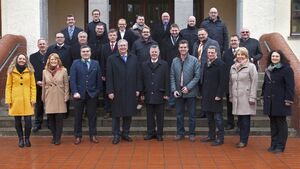 Gruppenbild Eingang Grundschule Kandidaten Kommunalwahl 2014