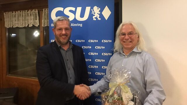 Bernhard Dusch bedankt sich bei Gerhard Marx für den spannenden Vortrag.