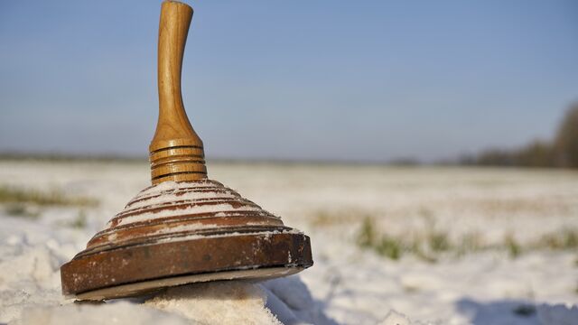 Eisstock im Schnee