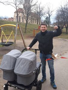 Ein Kinderwagen für Zwillinge ist ganz schön breit!