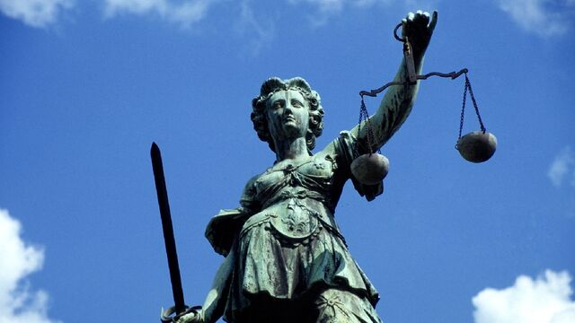 Gesetz - Justizia Justizia vor blauem Himmel