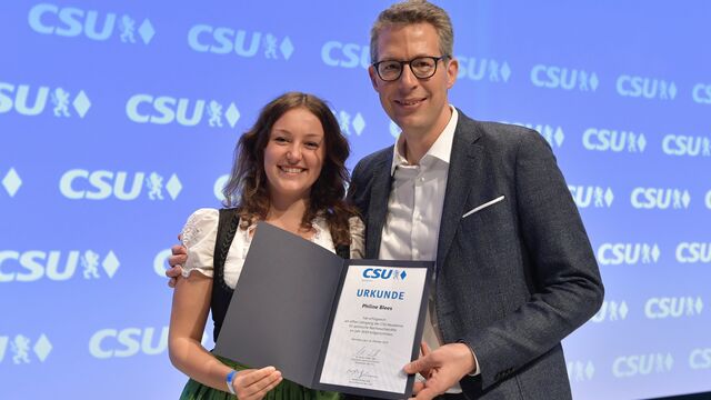 Philine Blees erhält die Urkunde zum erfolgreichen Abschluss der CSU Akademie von CSU Generalsekretär Markus Blume