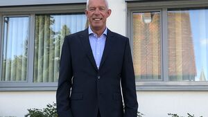 Henk vor dem Rathaus