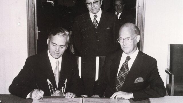 Karl Fell, der damalige Bürgermeister von Hammelburg (links), und Alfons Boone, sein Amtskollege aus Turnhout, unterzeichneten 1974 die Partnerschaftsurkunde. (Foto: Archiv Josef Kirchner)