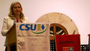 Politischer Aschermittwoch 2013-22 Staatssekretärin für Gesundheit und Umwelt Melanie Huml, MdL aus Bamberg