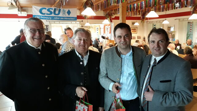 Sponsor Ludwig Nothaft und Ortsvorsitzender Stefan Lang bedankten sich bei den Hauptrednern LR Franz Meyer und Landratskandidat Raimund Kneidinger mit einem kleinen Präsent