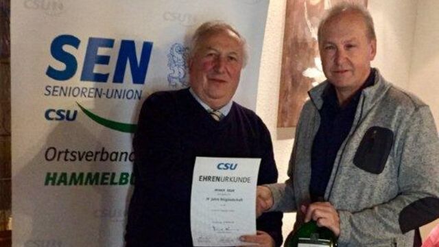 Der CSU-Ortsvorsitzende Detlef Heim (rechts) überreicht Reiner Reuß die Ehrenurkunde für 35 Jahre Mitgliedschaft in der CSU