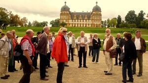 Schloss Seehof Teil der Senioren-Gruppe vor Schloss Seehof