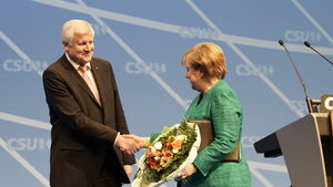 Seehofer gratuliert Blumen