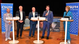 Podiumsdiskussion zu Migration und Integration mit (von links) Andreas Laacke (AK Polizei und Innere Sicherheit), Thorsten Grimm (Deutsche Polizeigewerkschaft), Alexander Hoffmann (CSU-Bundestagsabgeordneter und Innenexperte), Sandro Kirchner (Staatssekretär im Innenministerium) sowie Moderatorin Anja Weisgerber (CSU-Bundestagsabgeordnete).