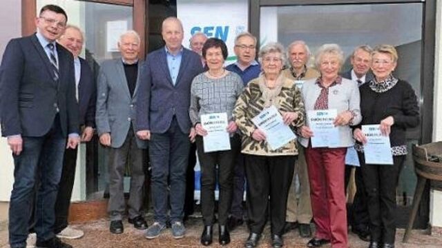 Ehrung für langjährige Mitgliedschaft: Armin Warmuth, Reiner Reuß, Eberhard Gräf, Detlef Heim; (vorne): Hannelore Rohrsetzer, Waltrud Schlereth, Heidemarie Wiedmann, Gertrud Reinisch, Ludwig Neeb, Johannes Deinlein, Klaus Wahler und Joachim Krüger. Es fehlen Adam Braun, Frieder Barth, Wolfgang Jaekel und Ewald Schmitt.