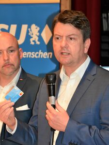 Innenstaatssekretär Sandro Kirchner berichtete von der Testphase der bayerischen Bezahlkarte für Asylbewerber. Während die Bundesregierung noch über die Bezahlkarte diskutiert, hat Bayern diese bereits eingeführt.
