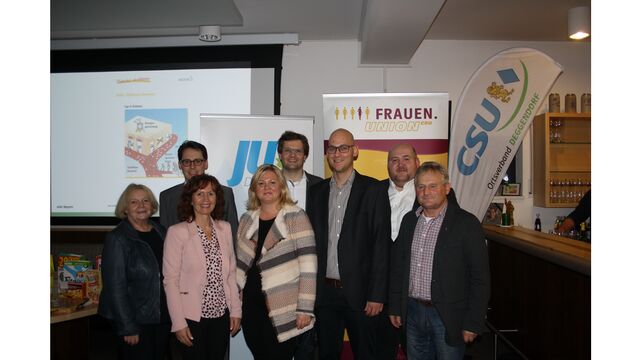 Referentin Christa Katzdobler mit Oberbürgermeister Dr. Christian Moser und den Ehrengästen Referentin Christa Katzdobler mit Oberbürgermeister Dr. Christian Moser und den Ehrengästen