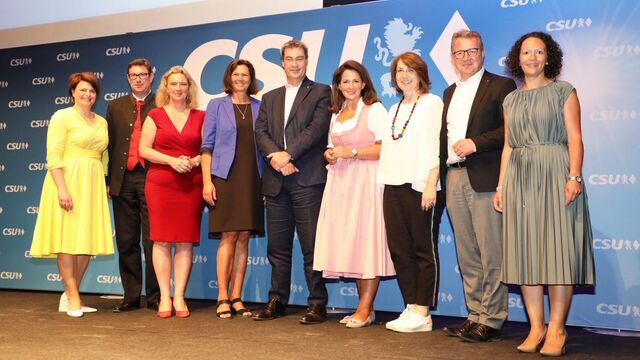 Ilse Aigner und Ministerpräsident Markus Söder mit dem neuen Vorstand