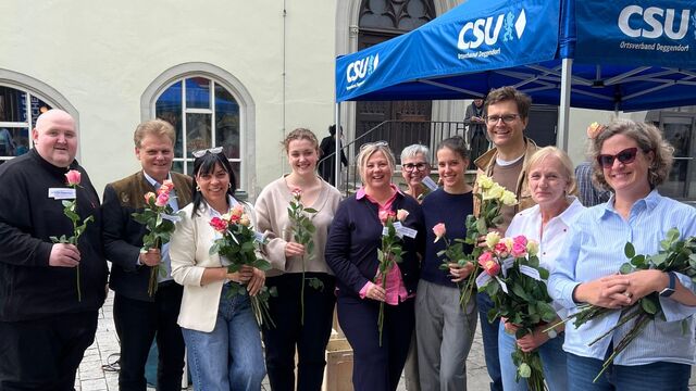 Der CSU Ortsverband beim Rosen-Verteilen v.l.: Florian Roßmeisl, Oliver Antretter, Petra Schwankl, Karolina Deutinger, Yvonne Pletl-Schäfer, Gertraud Schwankl, Antonia Deutinger, Paul Linsmaier, Susanne Siedersberger, Kathrin Glasschröder