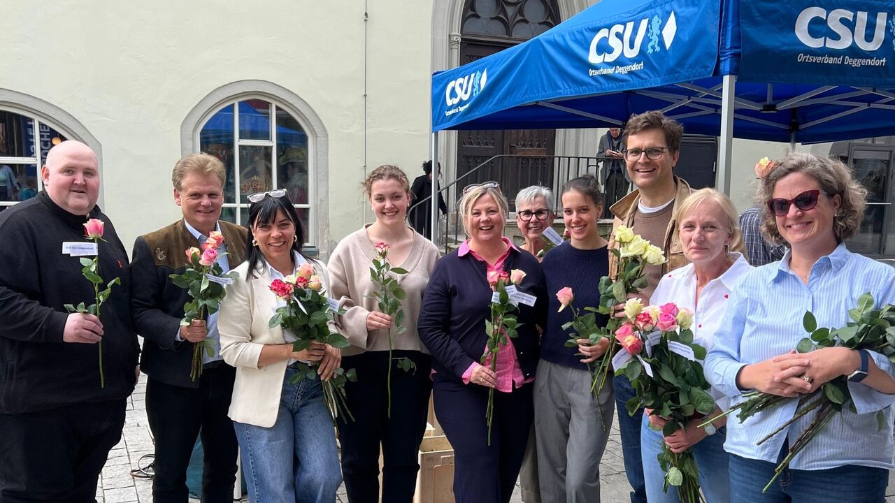 Der CSU Ortsverband beim Rosen-Verteilen v.l.: Florian Roßmeisl, Oliver Antretter, Petra Schwankl, Karolina Deutinger, Yvonne Pletl-Schäfer, Gertraud Schwankl, Antonia Deutinger, Paul Linsmaier, Susanne Siedersberger, Kathrin Glasschröder