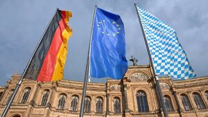 Bayerischer Landtag mit Flaggen Bayerischer Landtag mit Deutschland-, Europa- und Bayernflagge