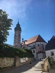 Eine Kirche auf einem Berg unter blauem Himmel